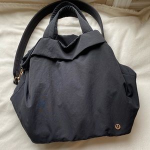 Lululemon. “On my Level Bag”, colour: black with gold details